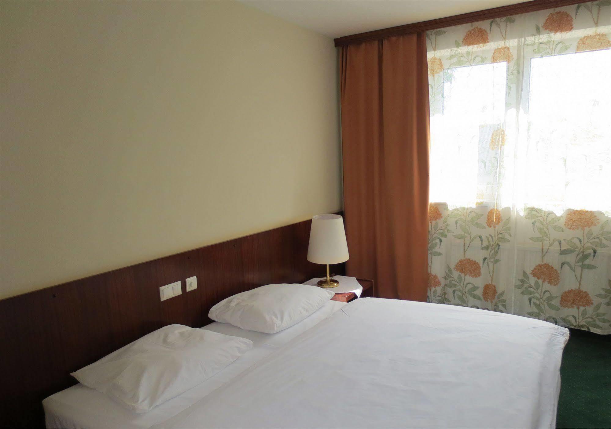 Hotel Zur Post Illmitz Exteriör bild